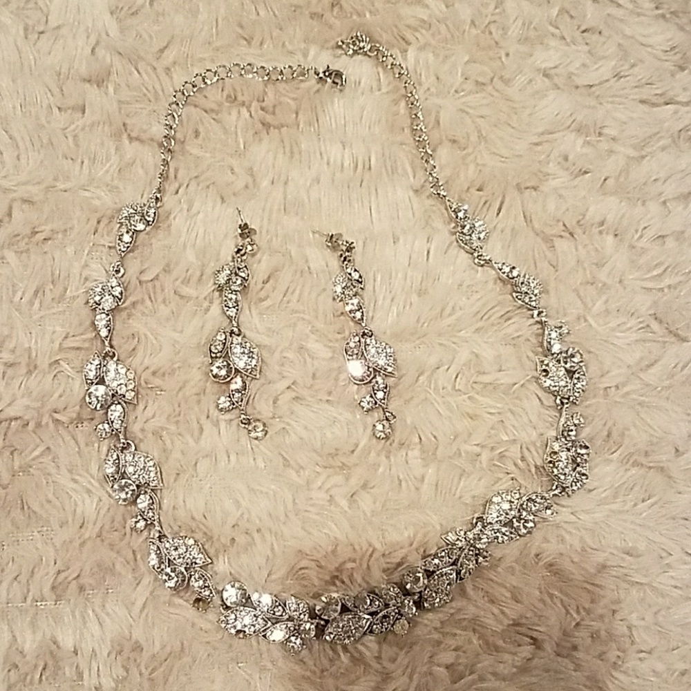 Necklace with its earings